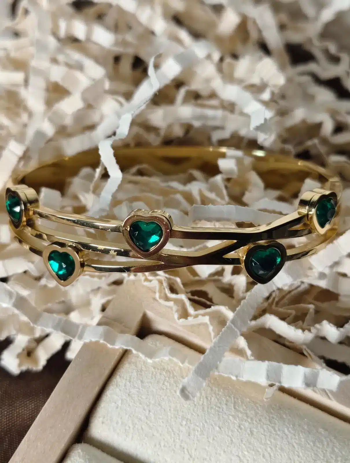 Anti-tarnish Green Studded Heart Shape Bracelet Anti-tarnish Green Studded Heart Shape Bracelet