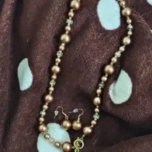 Brown pearl necklace with pearl earring different lock